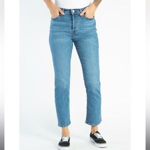 💙NWT: LEVI’S✨ Women’s Wedgie Straight Jeans - Size 29